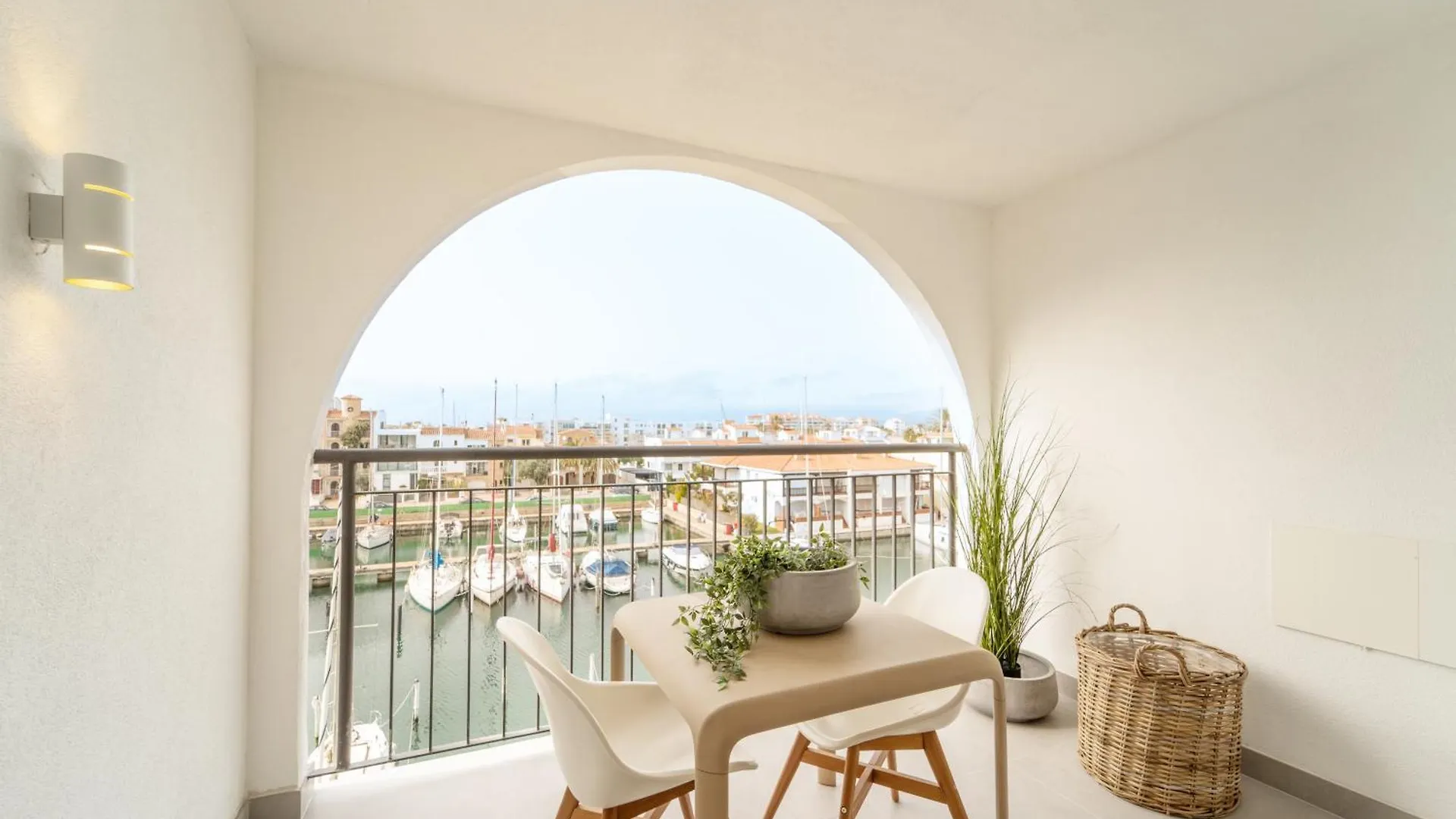 Elegante Estudio Frente Al Canal Con Terraza Ampuriabrava