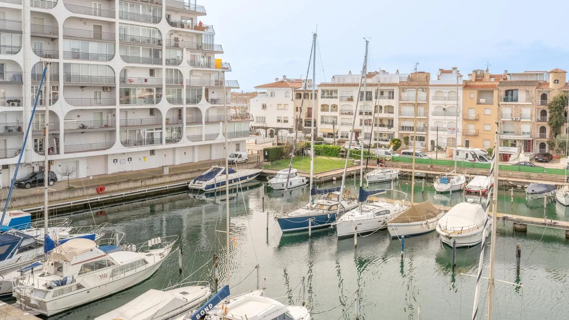 Apartamento Elegante Estudio Frente Al Canal Con Terraza Ampuriabrava España