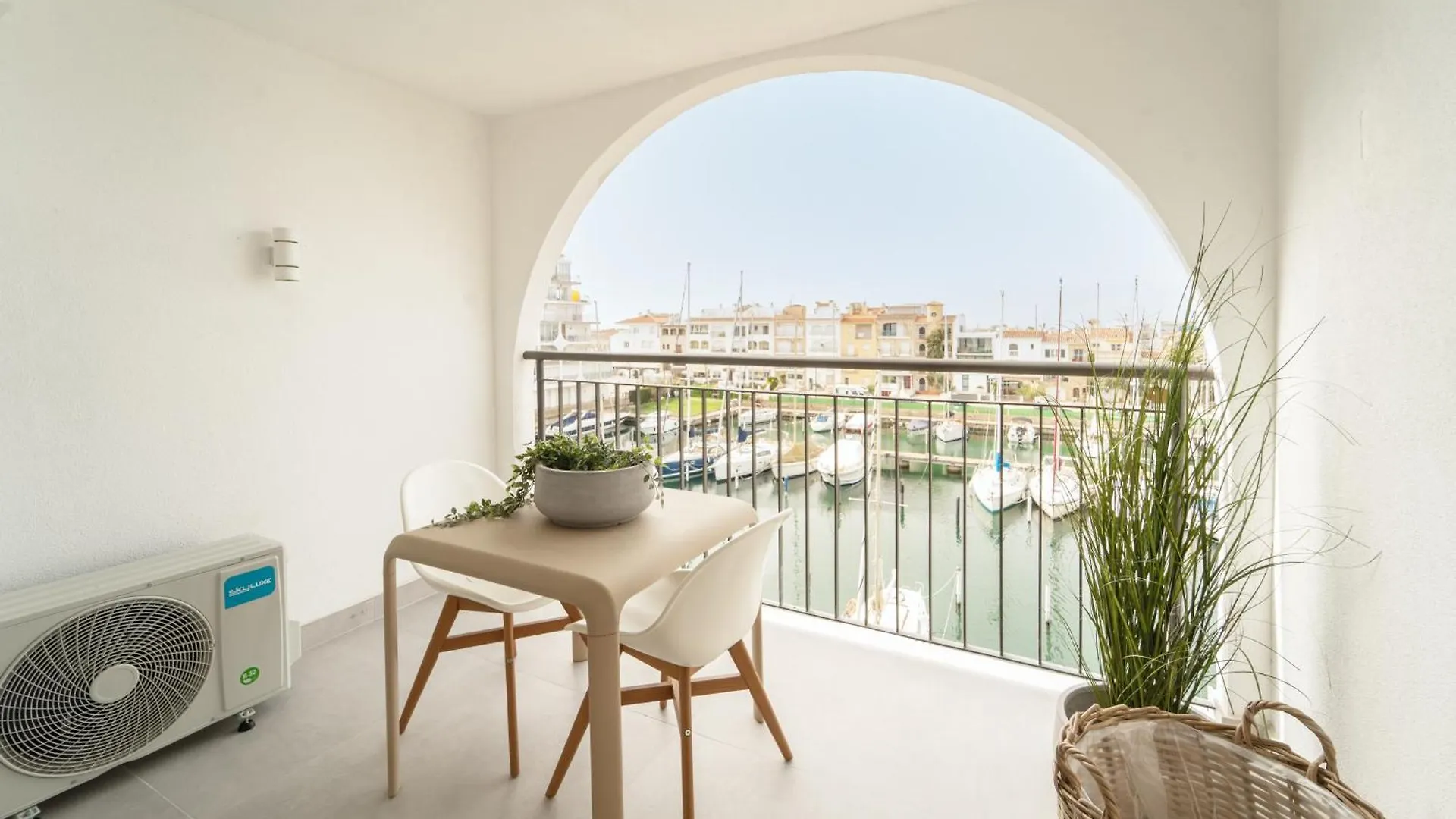 Apartamento Elegante Estudio Frente Al Canal Con Terraza Ampuriabrava