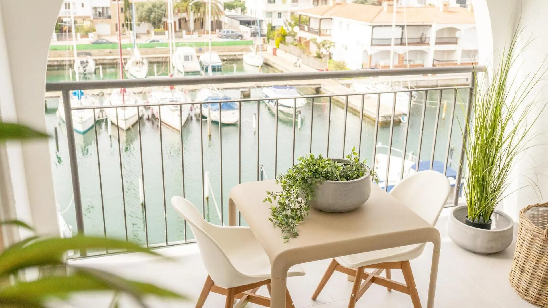 Elegante Estudio Frente Al Canal Con Terraza Empuriabrava Spanje