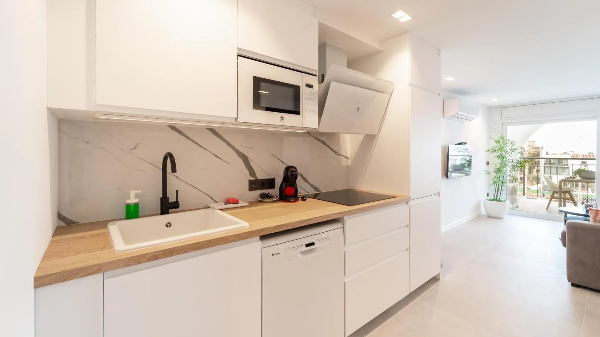 Elegante Estudio Frente Al Canal Con Terraza Empuriabrava